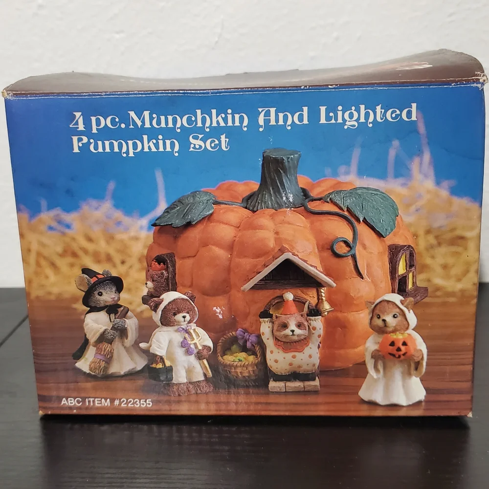 Munchkin Lighted Pumpkin Set with Figurines - Picture 9 of 9